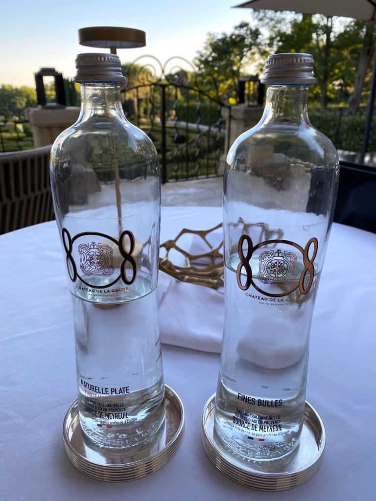 Personalized labels for mineral water in your gourmet restaurants in France